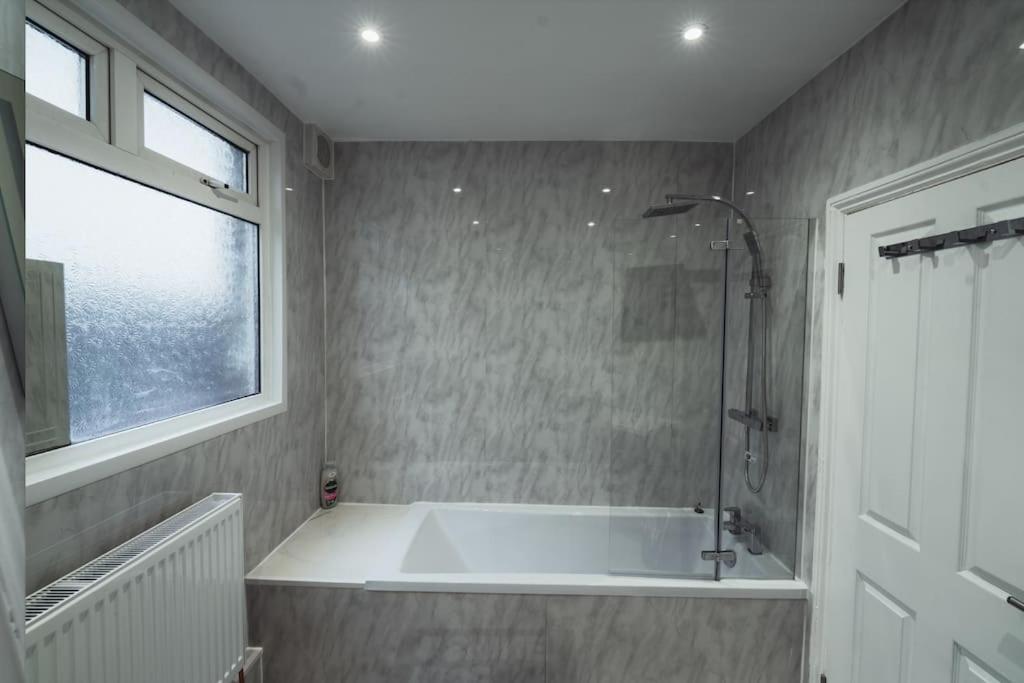 1 Bed - Wifi - Pet Friendly - Harrow Appartement Buitenkant foto
